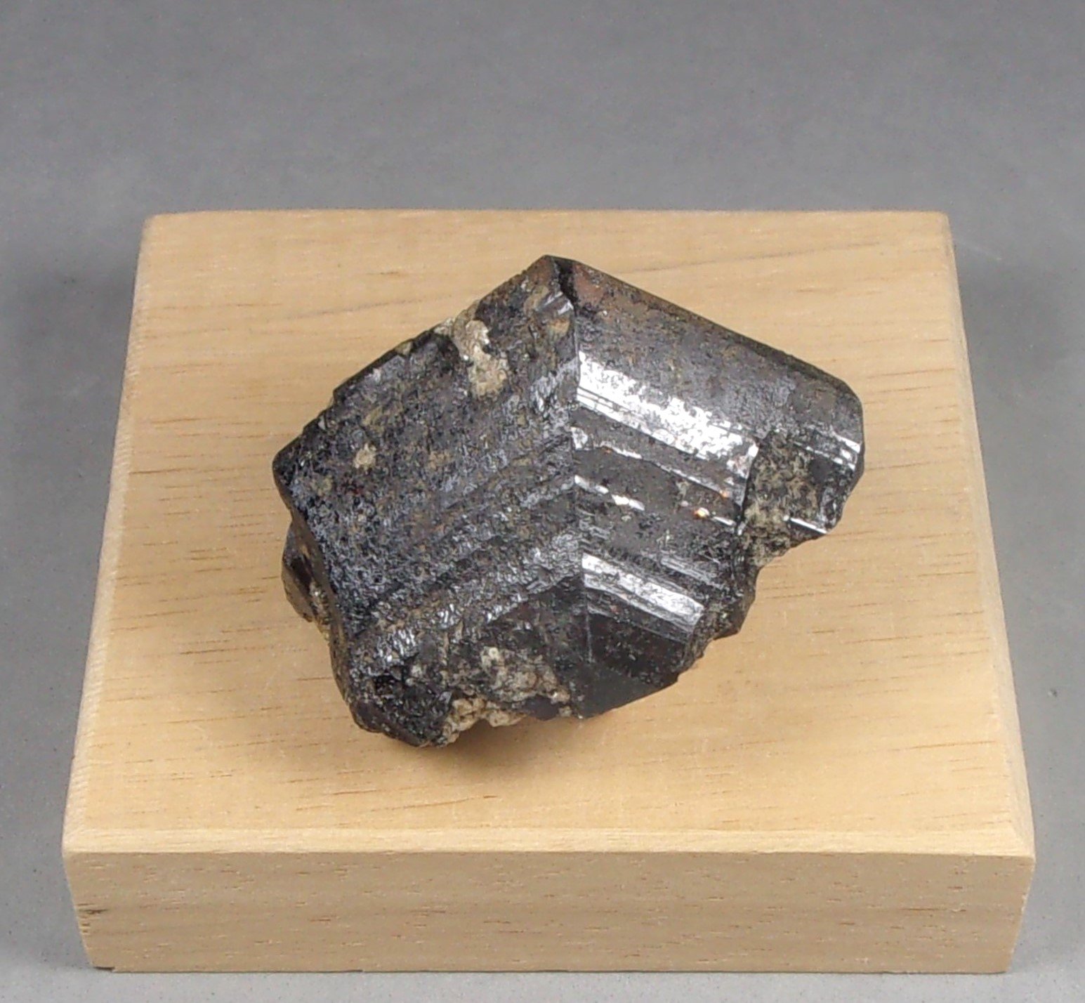 Casiterita
4,1 x 3,6 x 2,6 cm. 89,72 g.
(Autor: J. G. Alcolea)