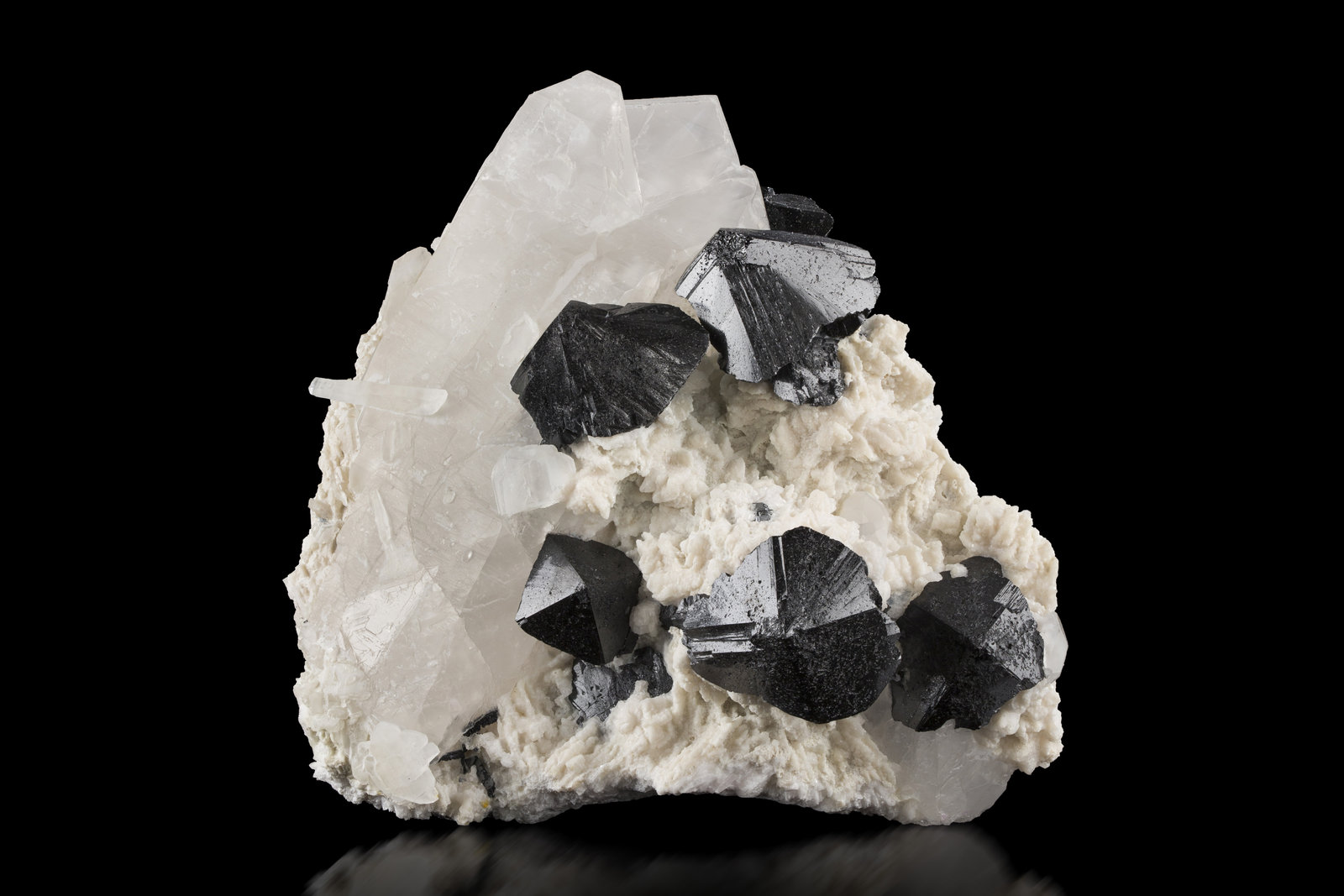 Casiterita con Cuarzo y Albita
14 x 13.5 x 7.5 cm / cristal principal: 3.7 cm
(Autor: Museo MIM)