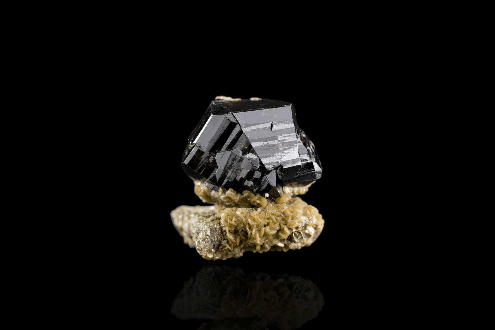 Casiterita con Siderita
2.5 x 3.5 x 2.5 cm / Cristal principal: 2.2 cm
(Autor: Museo MIM)
