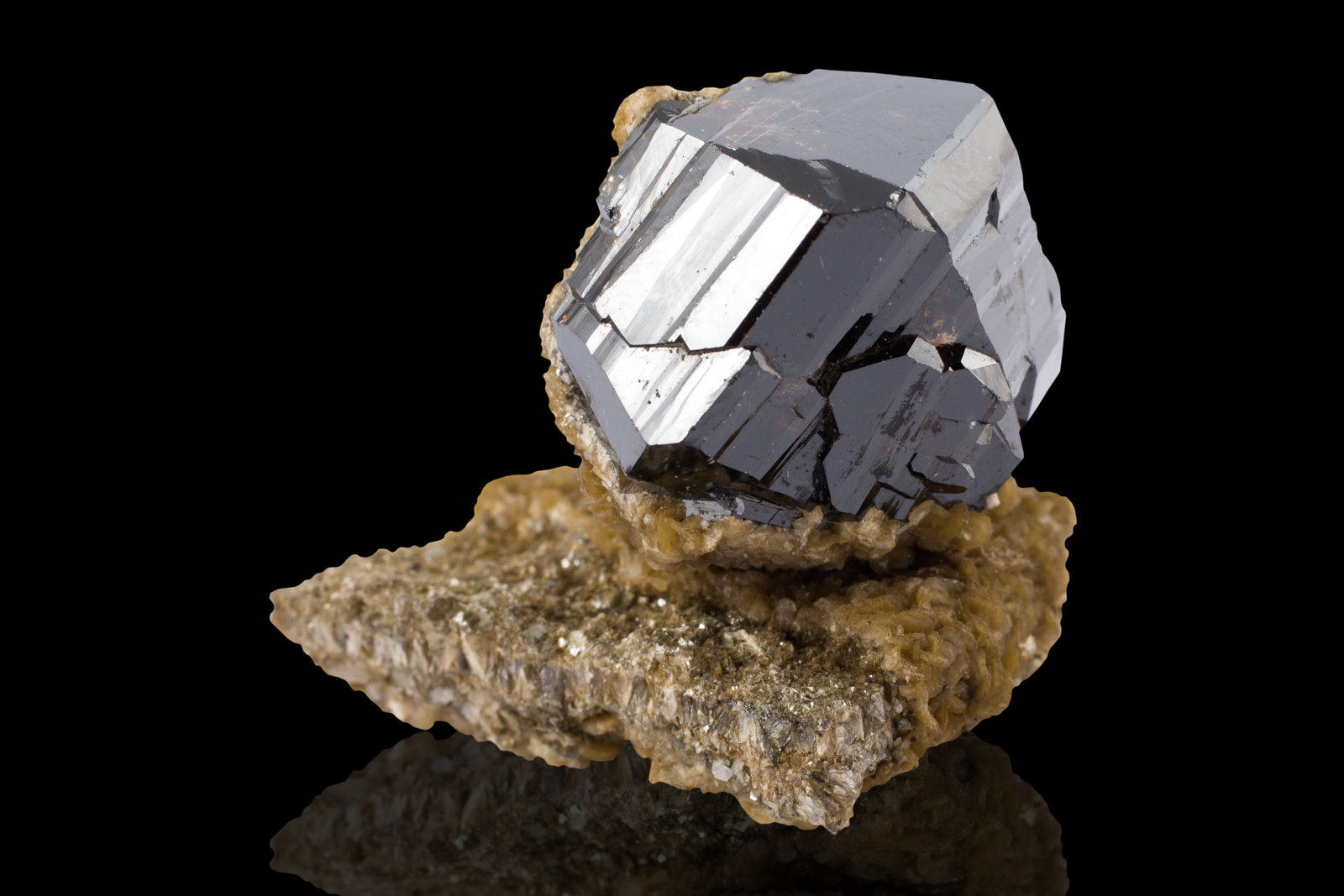 Casiterita con Siderita
2.5 x 3.5 x 2.5 cm / Cristal principal: 2.2 cm
(Autor: Museo MIM)