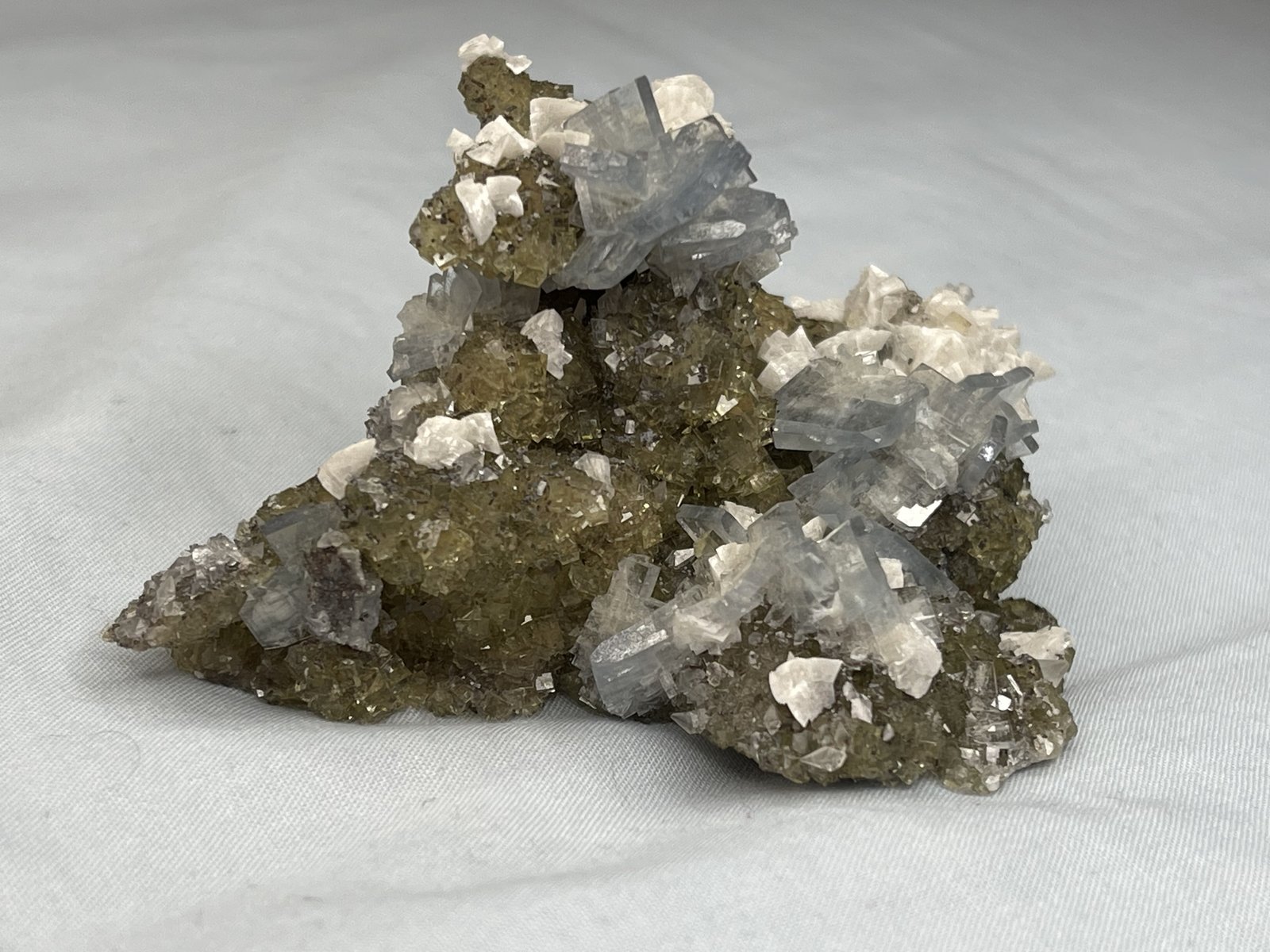 Fluorita, Barita y Dolomita
8,5cm de largo y 5cm de alto
(Autor: castrominerals)