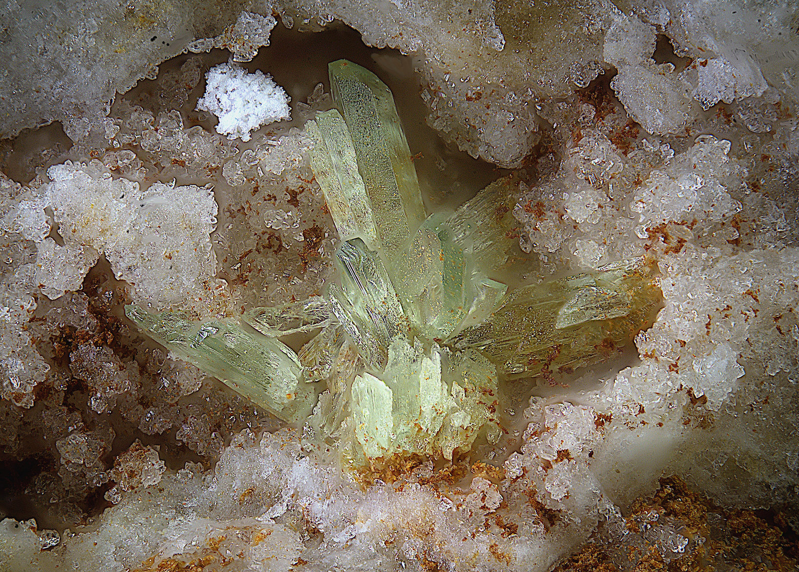 Mandarinoita
Campo de visión de  2 mm.
(Autor: Antonio Carmona)