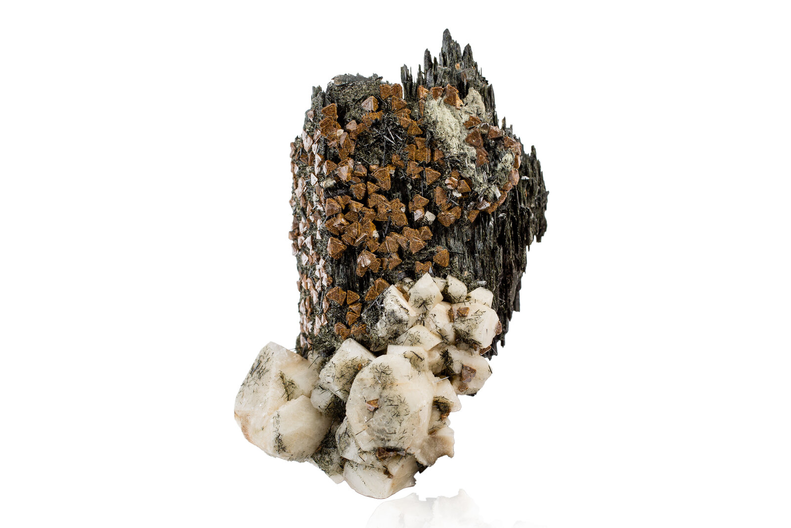 Pirocloro (Grupo) variedad cérico con Arfvedsonita y Microclina
Mount Malosa, Zomba District, Malawi
6.5 x 4.5 x 9.5 cm / Cristal principal: 0.5 cm
(Autor: Museo mim)