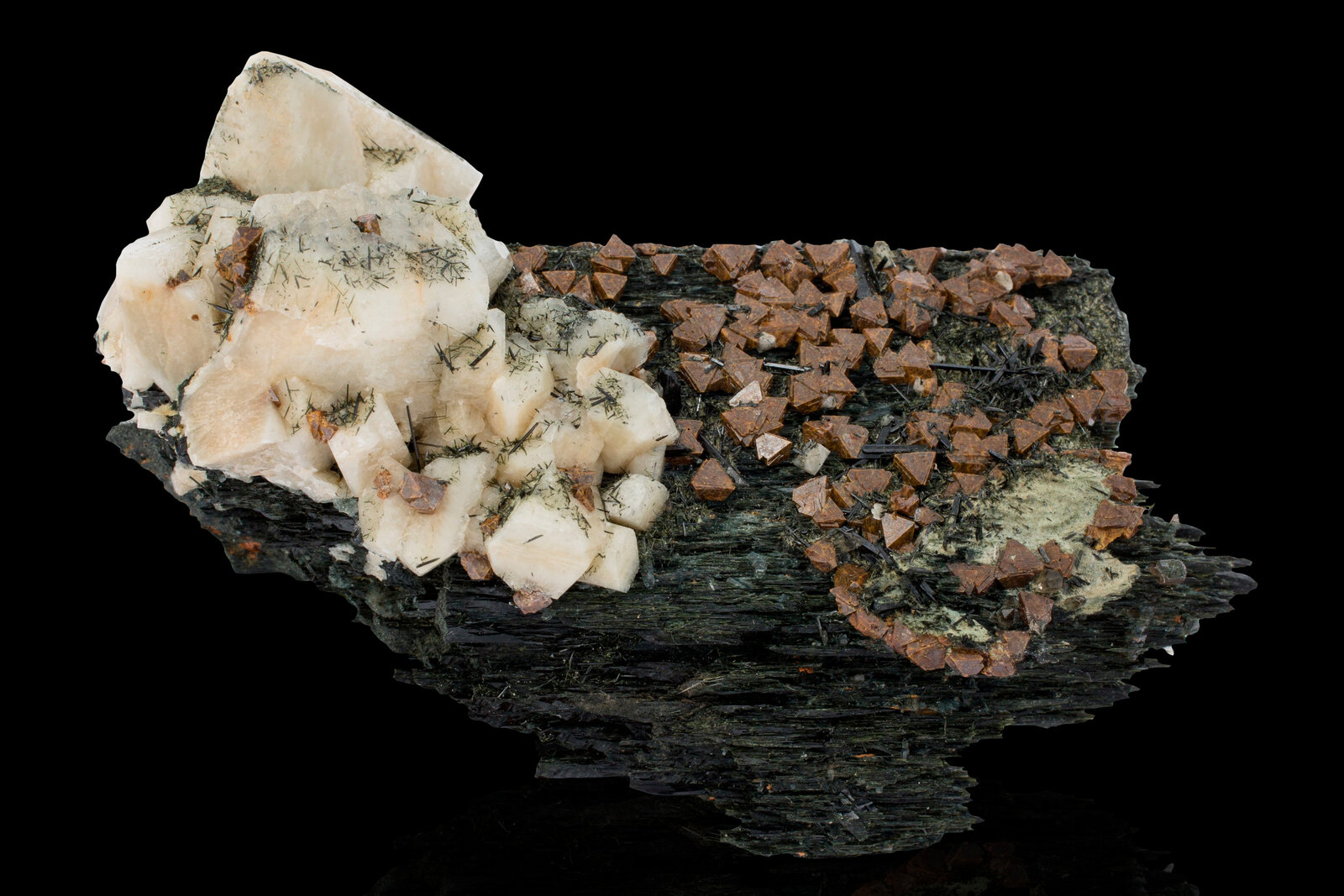 Pirocloro (Grupo) variedad cérico con Arfvedsonita y Microclina
Monte Malosa, Distrito Zomba, Malawi
6.5 x 4.5 x 9.5 cm / Cristal principal: 0.5 cm
(Autor: Museo mim)