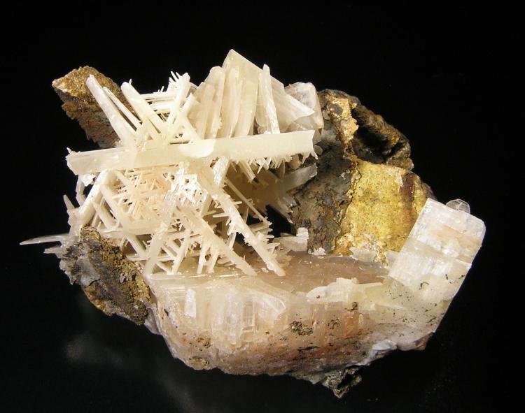 Cerusita
5,5 x 4 x 4 cm.  Cristal mayor 2,8 cm.
(Autor: Nacho)