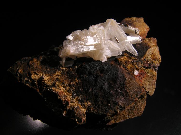 Cerusita
8,5 x 5 x 4 cm.  Grupo de cristales 4x2 cm., con cristales hasta 2,1 cm.
(Autor: Nacho)