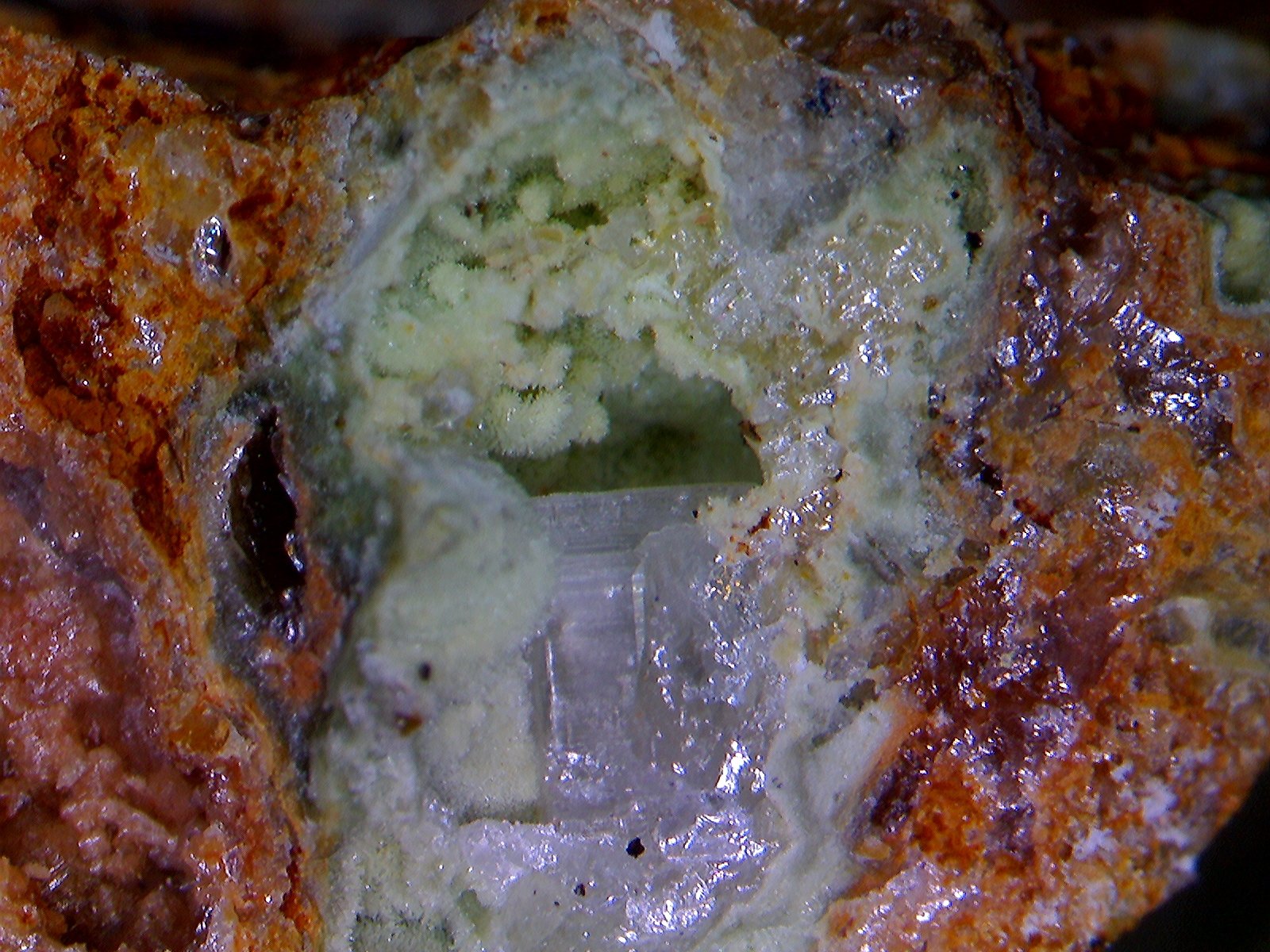 Cerusita y Piromorfita.
4´177x 3´133 mm.
(Autor: Jesus Franquesa Baucells)