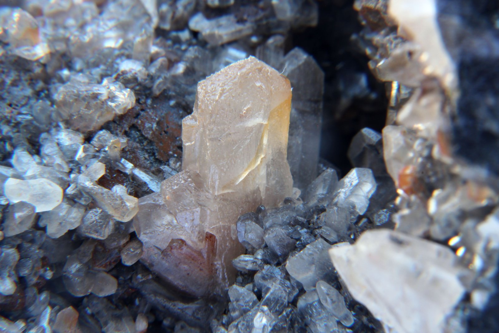 Cerusita, Galena
82x63x42 mm.
(Autor: José Luis Zamora)