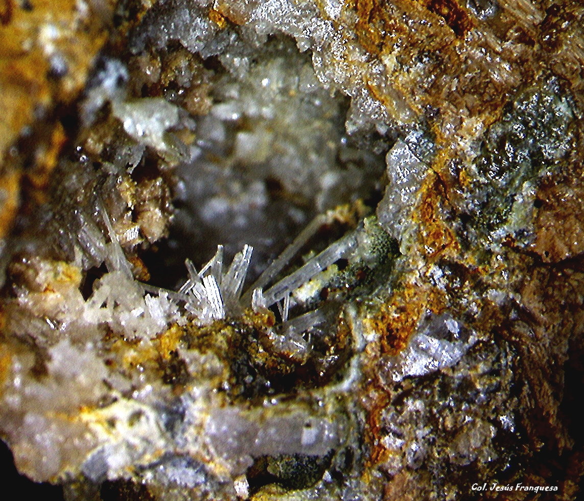 Cerusita y Piromorfita.
2´05 x 1´79 mm.
(Autor: Jesus Franquesa Baucells)