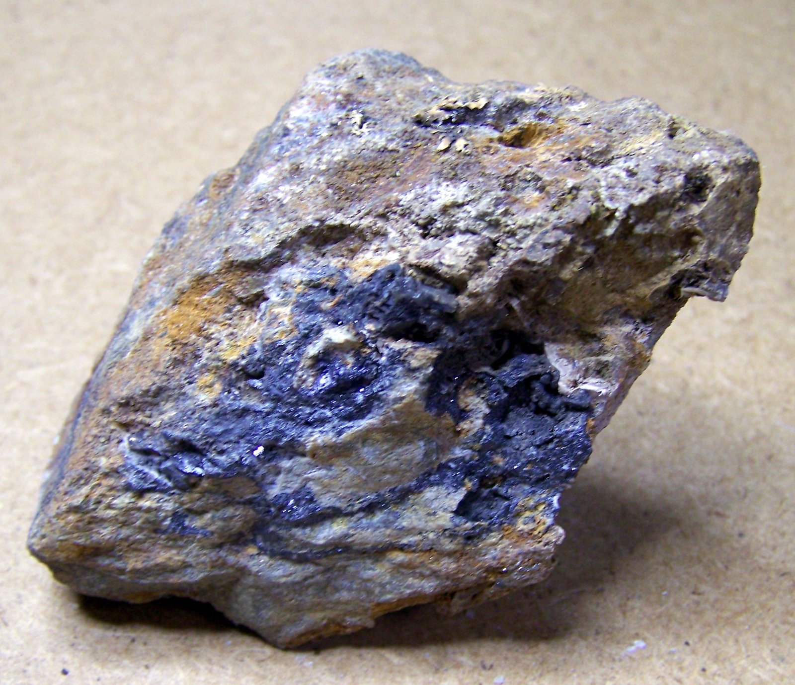 Cerusita, Galena.
6cm por 4,5cm
(Autor: canada)