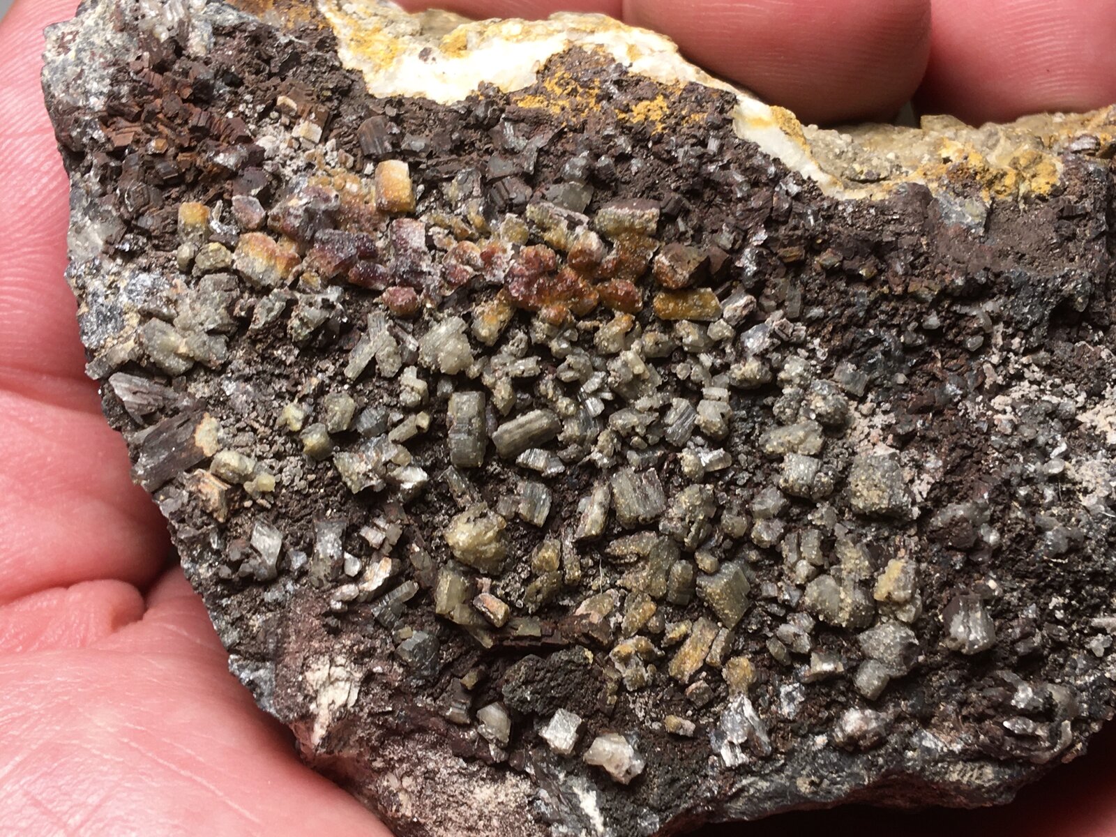 Cerusita, Galena
Minas del paraje El Mingrano, La Paca, Lorca, Comarca Alto Guadalentín, Región de Murcia (Murcia), España
9 x 6 cm
(Autor: Matias Raja)