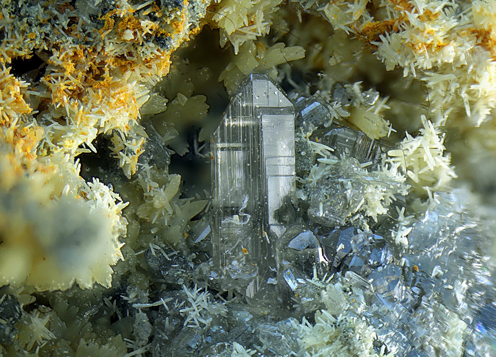 Cerusita y Mimetita
Campo de visión de 2 mm.
(Autor: Antonio Carmona)