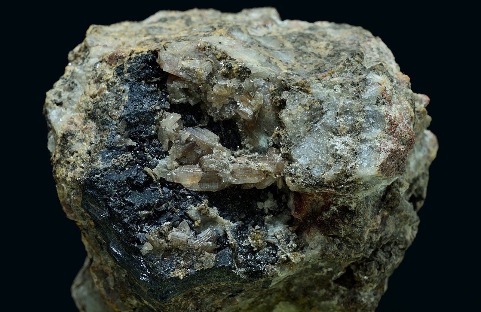 Cerusita sobre galena
6 x 6 cm
(Autor: Antonio Carmona)