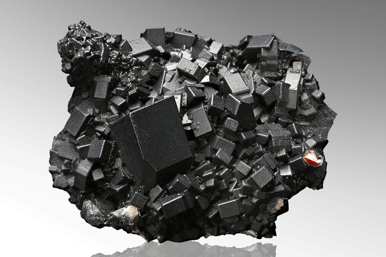 Cerusita pseudo Anglesita con Goethita
6.5 x 5 x 2 cm / Cristal principal: 1.9 cm.
(Autor: Museo MIM)
