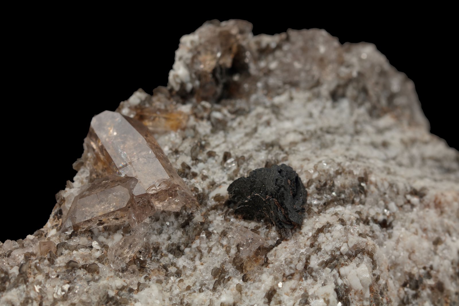 Cervandonita-(Ce)
6 x 6.5 x 3.5 cm / cristal principal: 0.8 cm
(Autor: Museo MIM)