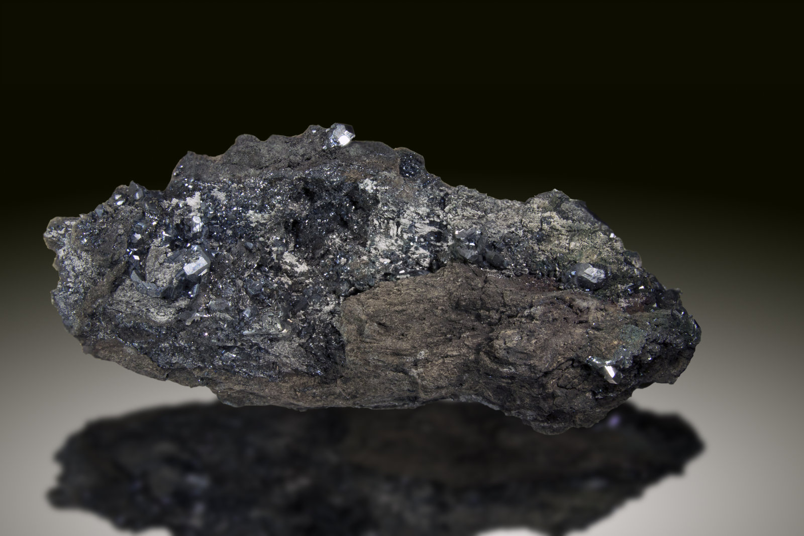 Chalcocita (Calcosina)
18cm x 7.5cm, cristales hasta 1cm
(Autor: Raul Vancouver)