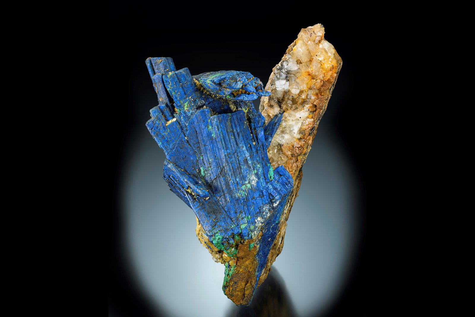 Calcostibita con Azurita en Calcita
16 x 10 x 9 cm / Cristal principal: 10.7 cm.
(Autor: Museo MIM)