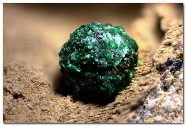 Digenita recubierta de Malaquita
Cristal 4 mm.
(Autor: Rafa Muñoz(mineralvarado))