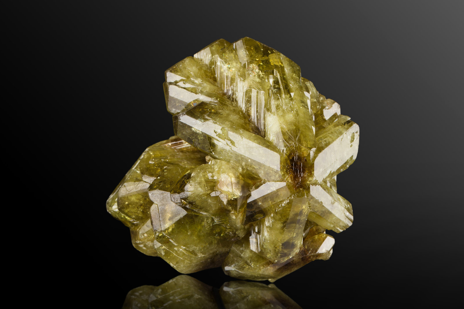 Crisoberilo
6 x 6.5 x 5.5 cm / cristal principal: 6.3 cm
(Autor: Museo MIM)