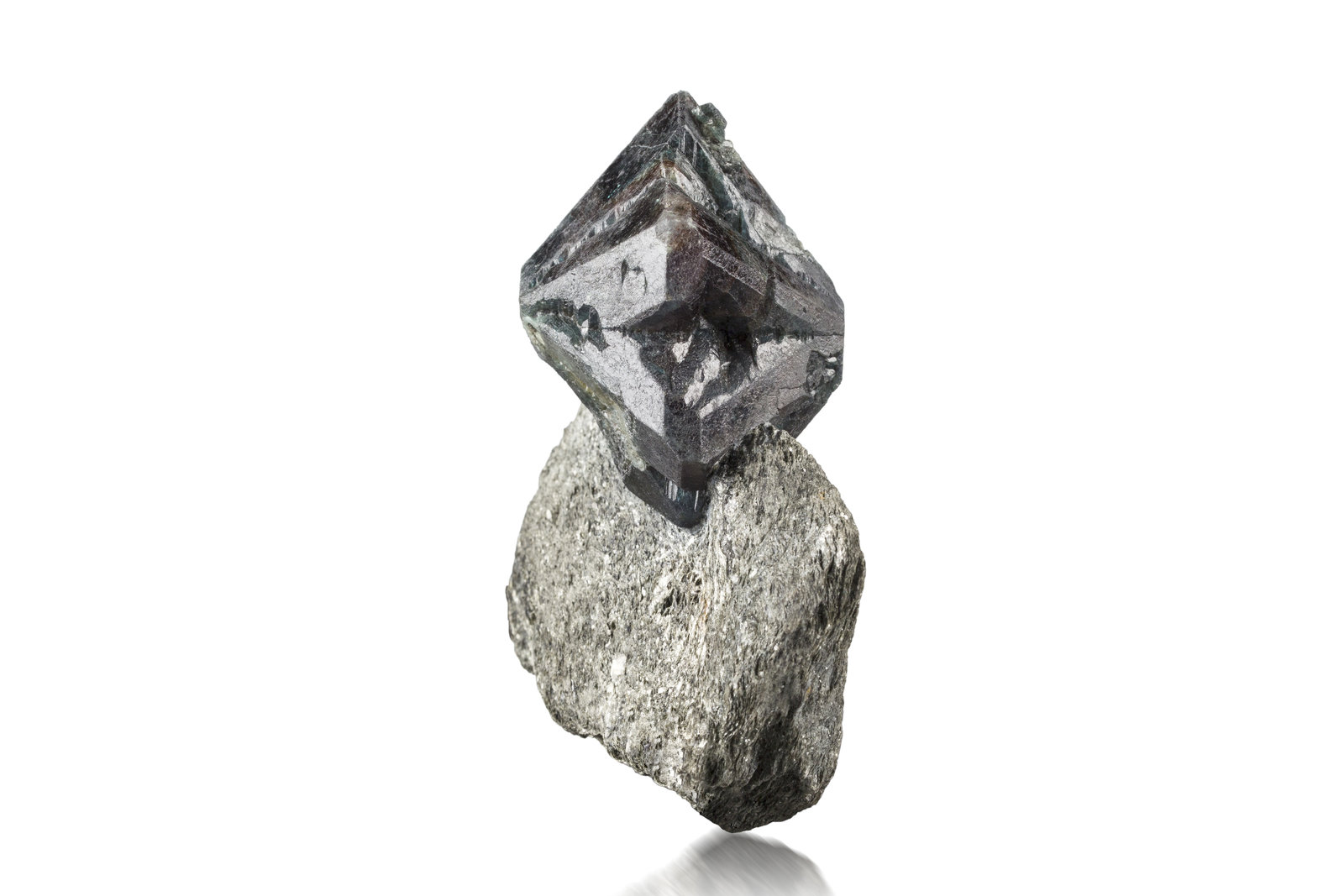 Crisoberilo (variedad alejandrita)
10.5 x 5 x 10 cm / cristal principal: 7 cm
(Autor: Museo MIM)