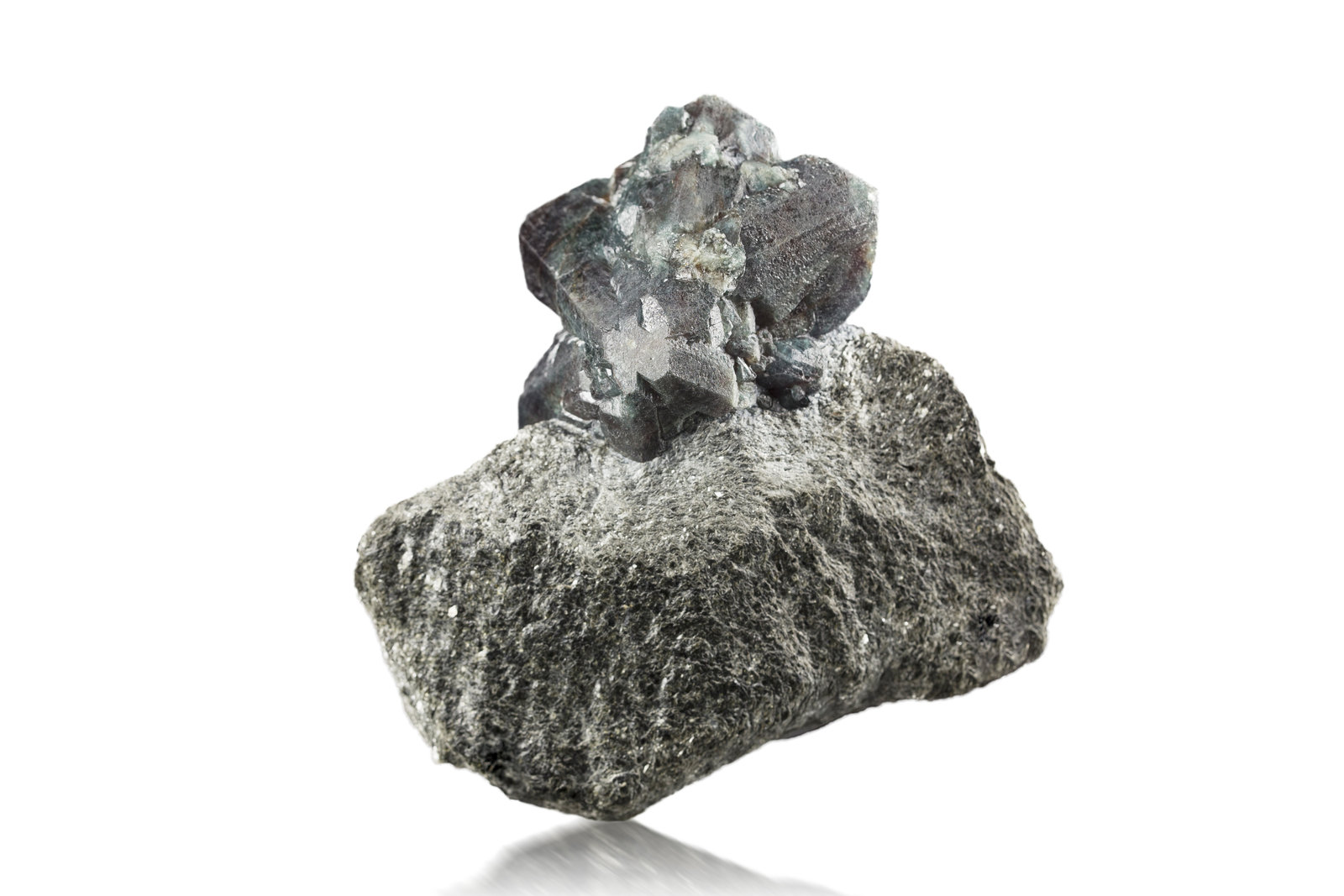 Crisoberilo (variedad alejandrita)
10.5 x 5 x 10 cm / cristal principal: 7 cm
(Autor: Museo MIM)