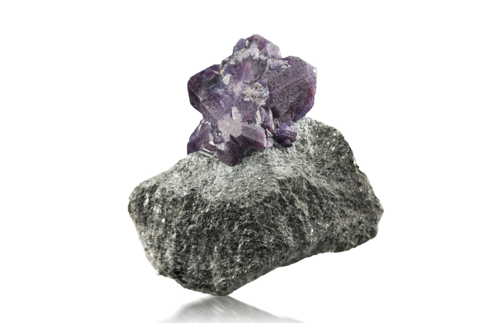 Crisoberilo (variedad alejandrita)
10.5 x 5 x 10 cm / cristal principal: 7 cm
(Autor: Museo MIM)