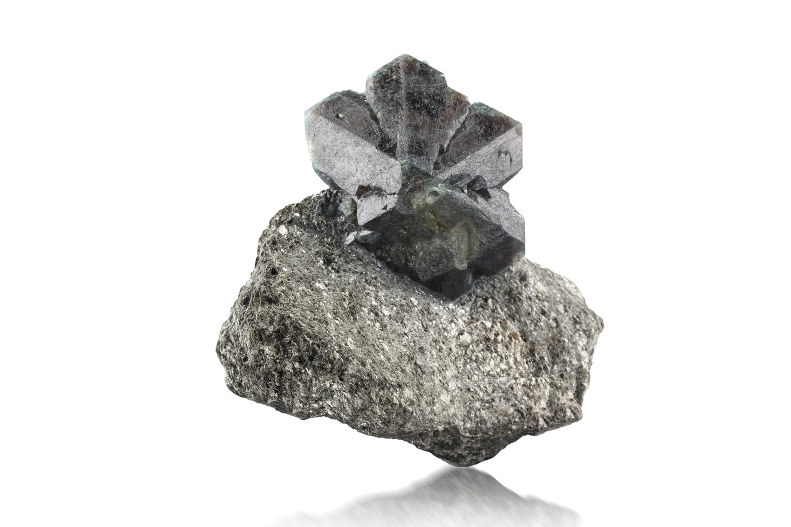 Crisoberilo (variedad alejandrita)
10.5 x 5 x 10 cm / cristal principal: 7 cm
(Autor: Museo MIM)