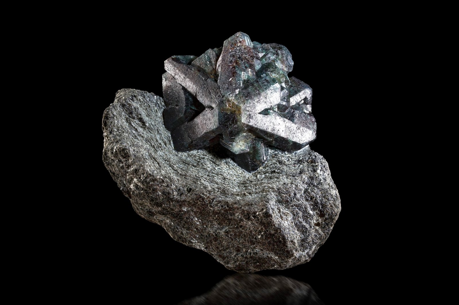 Crisoberilo (variedad alejandrita)
9.5 x 4.5 x 8 cm / Cristal principal: 6.3 cm.
(Autor: Museo MIM)