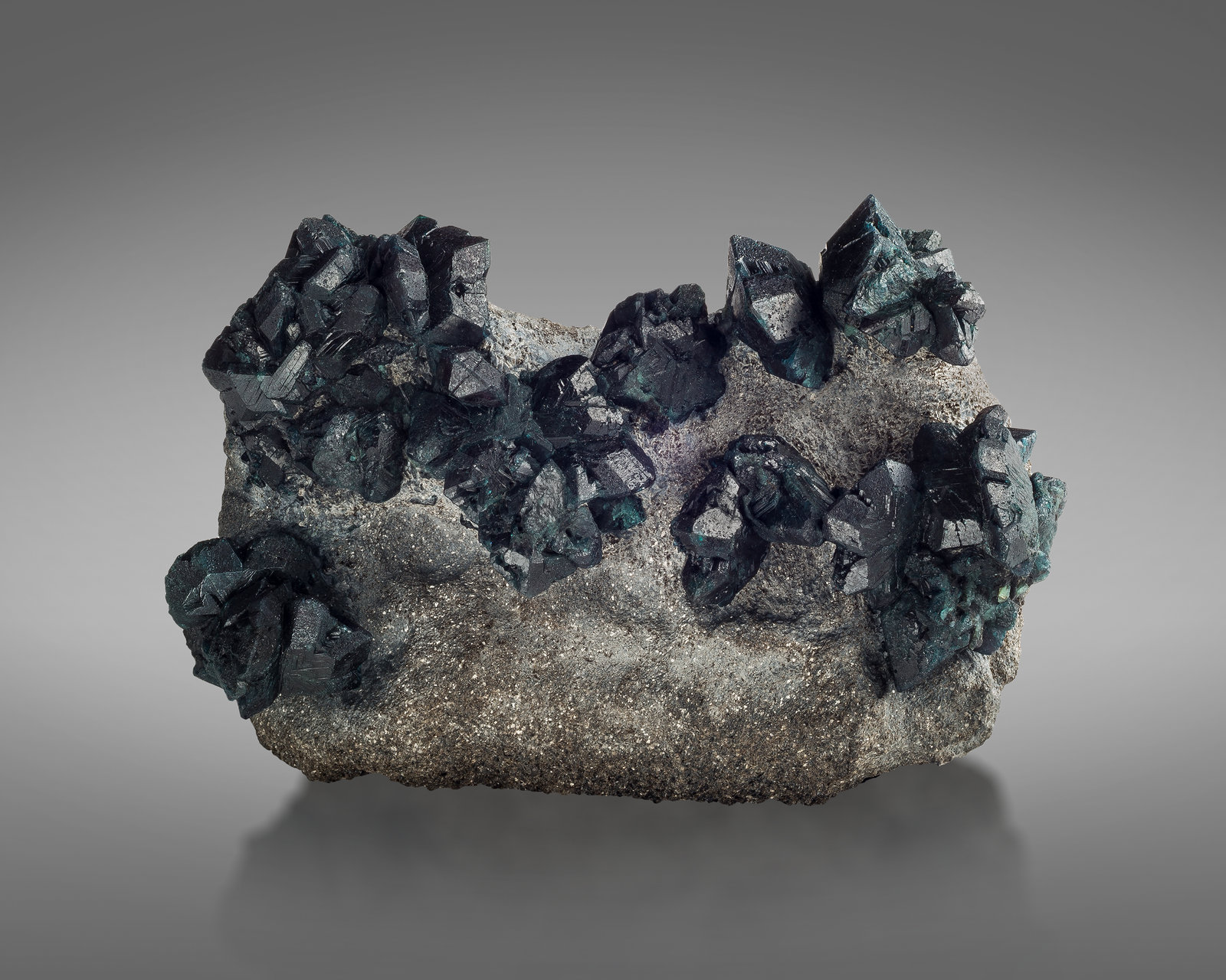 Crisoberilo [Chrysoberyl] (variedad alejandrita)
12.5 x 8 x 7 cm / cristal principal: 2.7 cm
(Autor: Museo MIM)