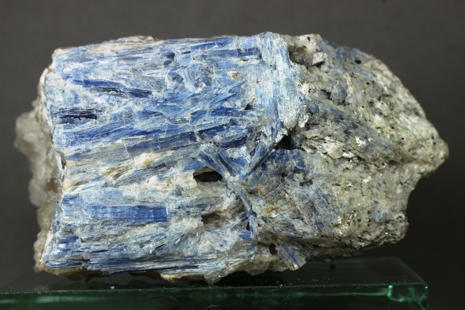 Cianita
75x60x45 mm
(Autor: Juan Espino)
