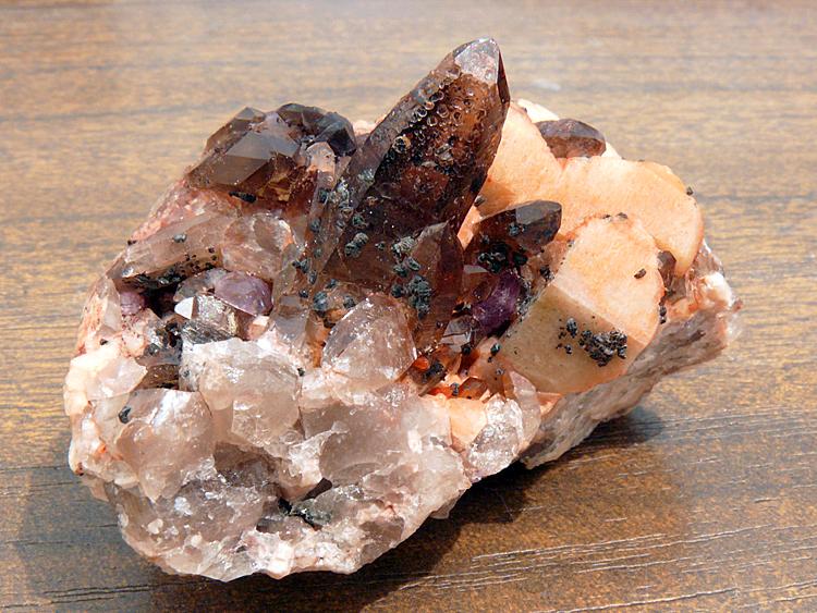 Fluorita, Microclina, Cuarzo (variedad ahumado), Albita
5 cm x 3,5 cm x 3,5 cm la pieza
(Autor: Javier MC)
