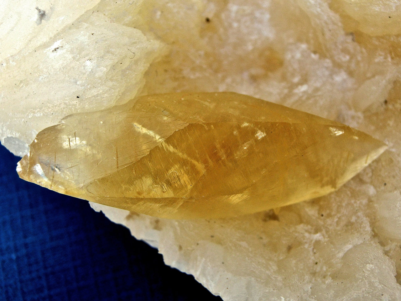 Heulandita y calcita
Cristal de calcita amarilla de 4 x 1,5 cm
(Autor: María Jesús M.)
