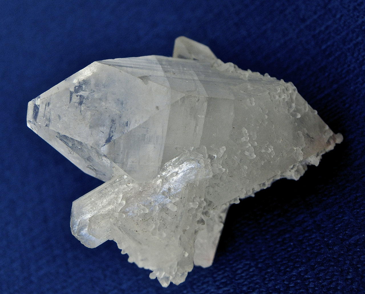 Fluorapofilita-(K) (apofilita)
Cristal mayor: 4 x 1,5 x 1,5 cm
(Autor: María Jesús M.)