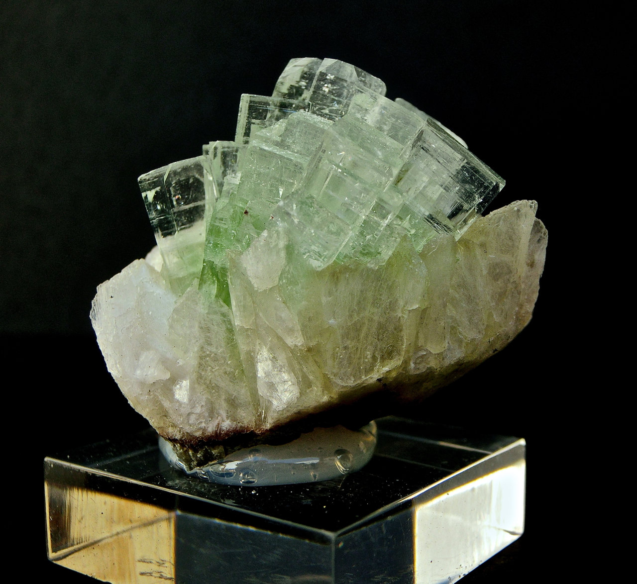 Fluorapofilita-(K<br />Momin Akhada, Rah