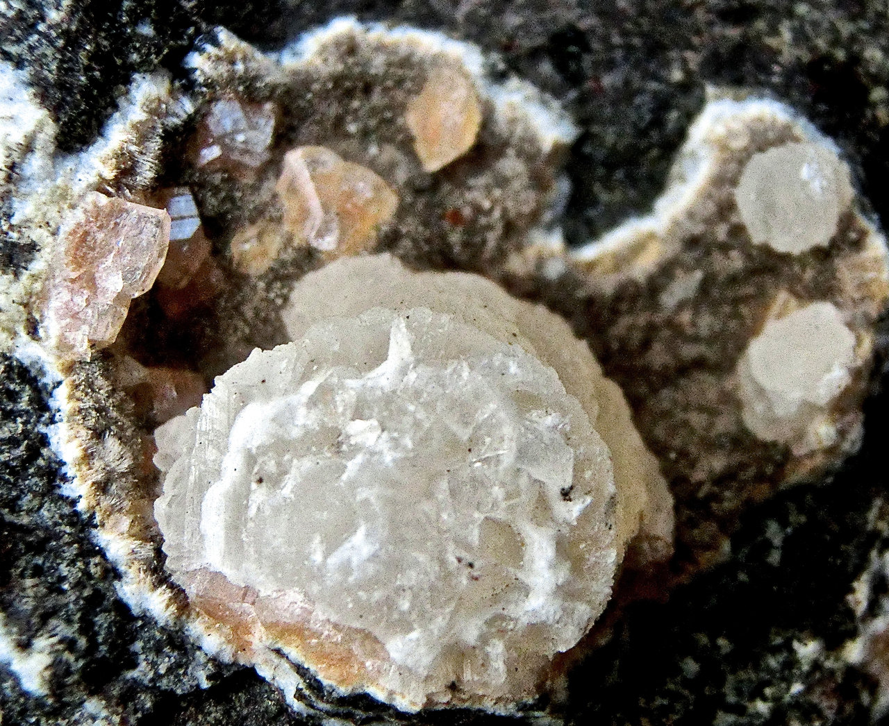 Calcita, Natrolita (Subgrupo)
Ancho de imagen 2 cm
(Autor: María Jesús M.)