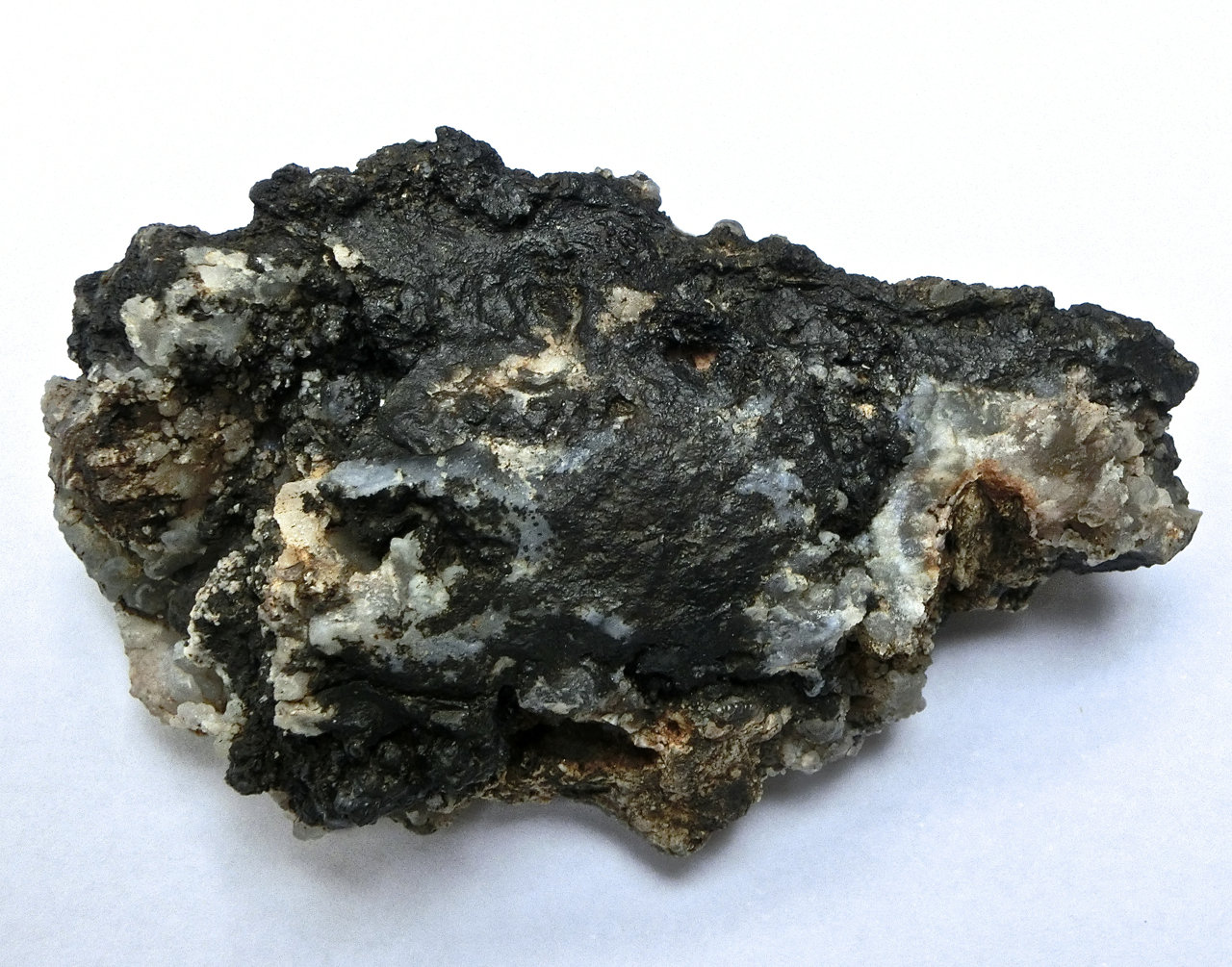 óxidos de manganeso y Cuarzo (variedad calcedonia)
7 x 4,5 x 3 cm
(Autor: María Jesús M.)