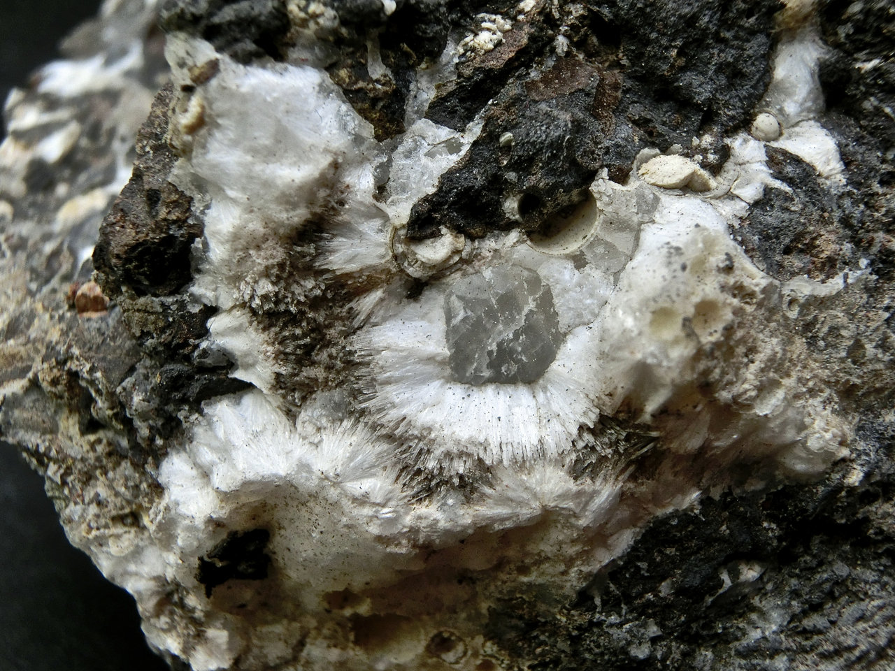 Natrolita y Mesolita, Calcita.
Ancho de imagen 3 cm
(Autor: María Jesús M.)