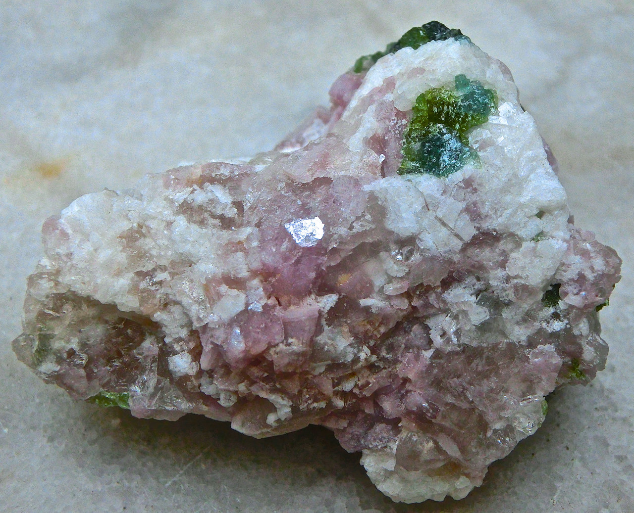 Lepidolita, elbaita, albita
5,5 x 4 x 3 cm
(Autor: María Jesús M.)