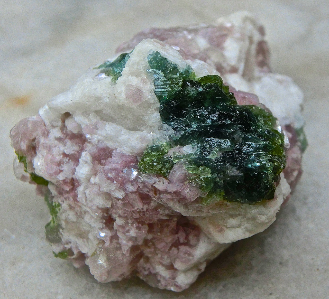 Lepidolita, elbaita, albita
5,5 x 4 x 3 cm
(Autor: María Jesús M.)