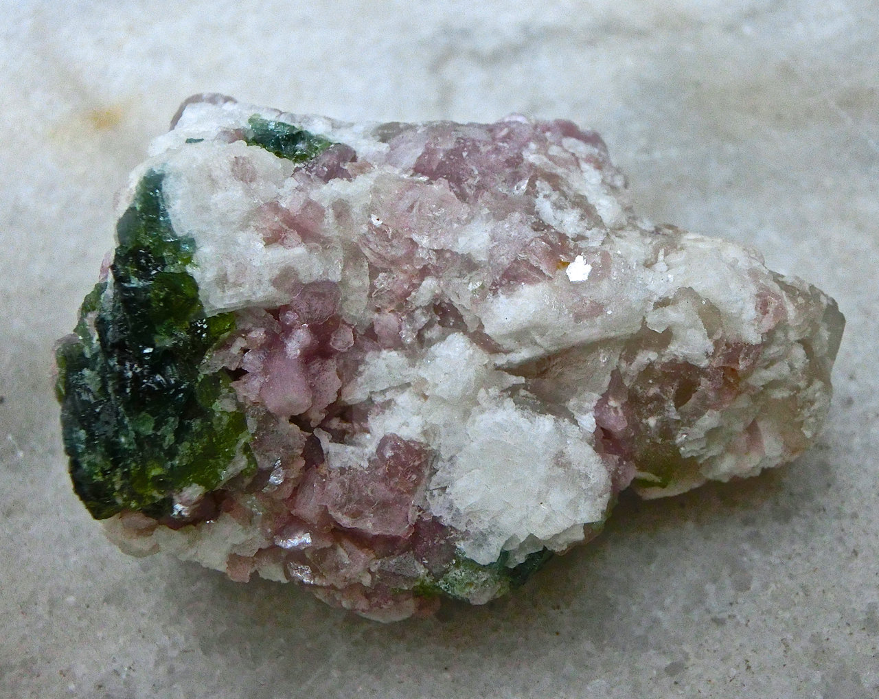 Lepidolita, elbaita, albita
5,5 x 4 x 3 cm
(Autor: María Jesús M.)