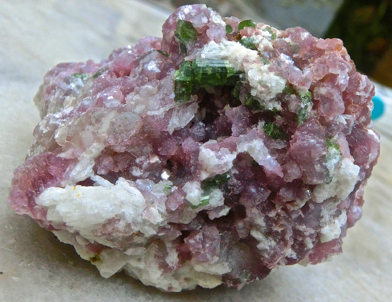 Lepidolita, elbaita, albita
5,5 x 4 x 3 cm
(Autor: María Jesús M.)