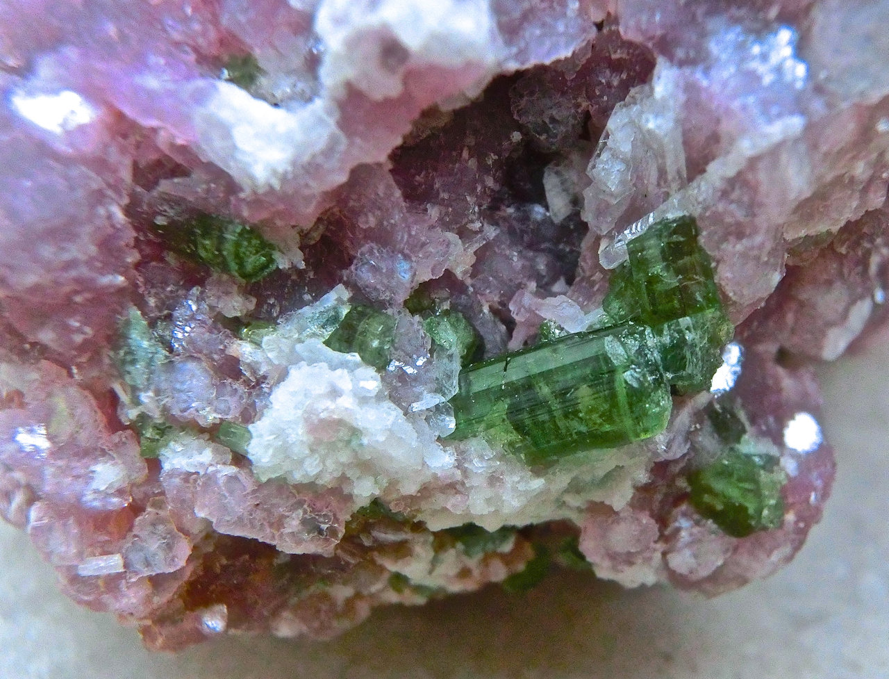 Lepidolita, elbaita, albita
Ancho de imagen 1,5 cm
(Autor: María Jesús M.)