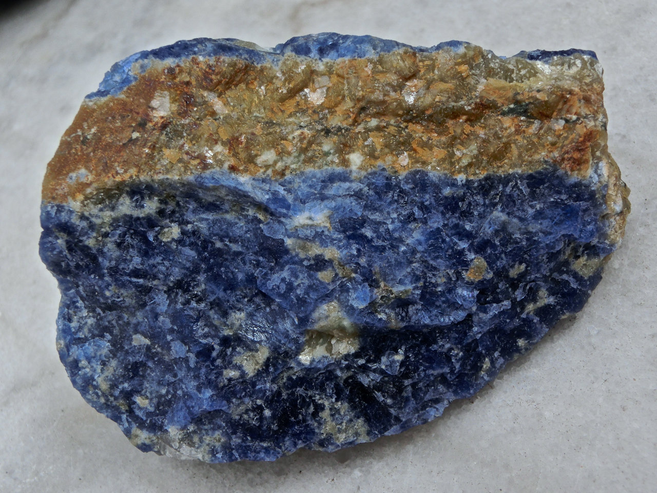 Sodalita y Cancrinita
9 x 6 x 5,5 cm
(Autor: María Jesús M.)