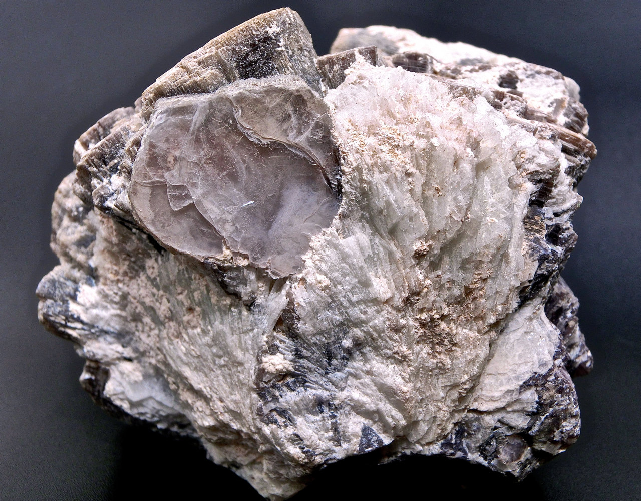 Lepidolita, Albita (variedad Cleavelandita)
10 x 8 x 7 cm
(Autor: María Jesús M.)