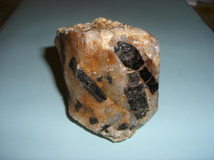 Turmalina, cuarzo y ortoclasa
6 X 6 X 6 cm
(Autor: Antonio GG)