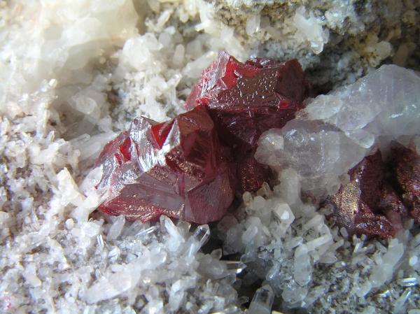 Cinabrio con Cuarzo y Fluorita
Tamaño de la pieza: 9,5 x 5,5 x 4 cm. Cristales hasta 1,4 cm.
(Autor: Nacho)