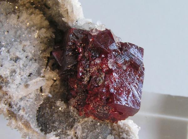 Cinabrio, Cuarzo
Tamaño de la pieza 4,5 x 3 x 2,1 cm., cristal de 1,5 x 1,2 x 1 cm.
(Autor: Nacho)