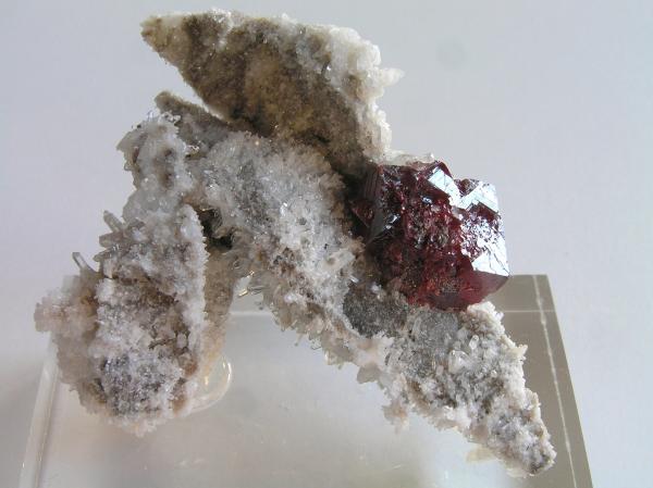 Cinabrio, Cuarzo
Tamaño de la pieza 4,5 x 3 x 2,1 cm., cristal de 1,5 x 1,2 x 1 cm.
(Autor: Nacho)