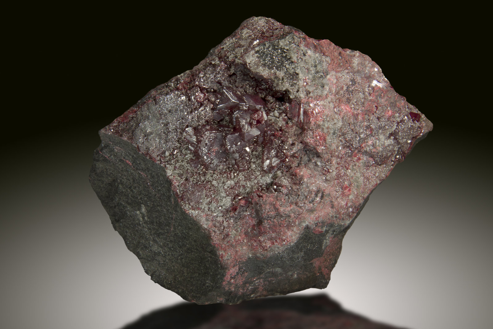 Cinabrio
9x7cm, cristales de 1cm, grupo de 2.5x2cm
(Autor: Raul Vancouver)
