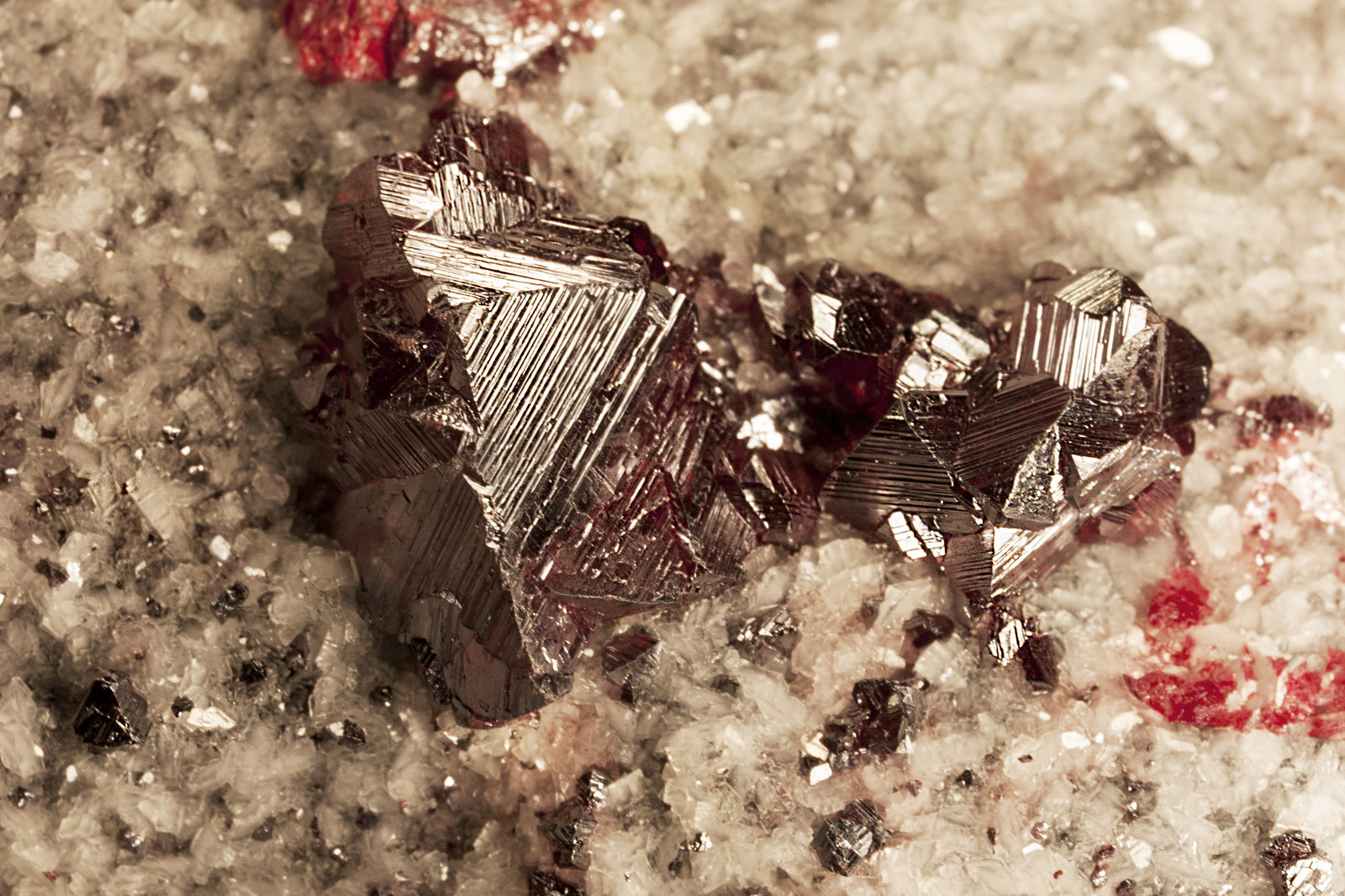 Cinabrio, Calcita
Cristal de 1.2cm
(Autor: Raul Vancouver)